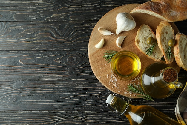 Conceito de comer saboroso com tigela de azeite na mesa de madeira