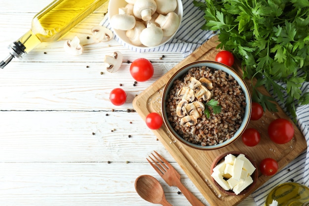 Conceito de comer saboroso com trigo sarraceno na mesa de madeira