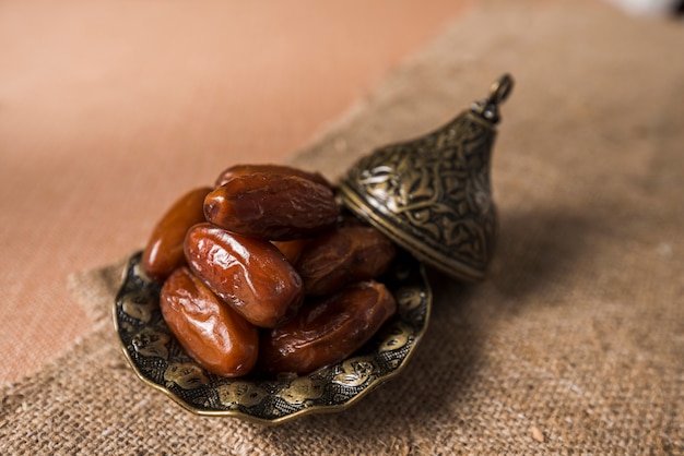 Foto conceito de comida árabe para ramadan com datas