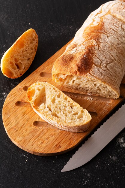 Conceito de comida caseira artesanal estilo italiano clássico massa fermento pão ciabatta na placa de ardósia preta com espaço de cópia