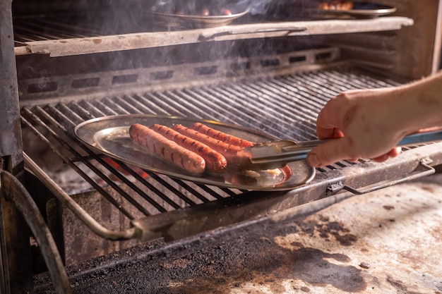 Conceito de comida, comida deliciosa e pratos de carne - Salsichas de cavalo preparadas no churrasco.