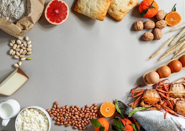 Conceito de comida de alergia alergênico leite peixe pão de morango ovos amendoim flor de trigo cítrica e outros em fundo cinza