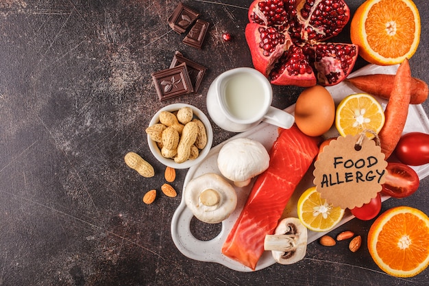 Conceito de comida de alergia. Alergias para pescar, ovos, frutas cítricas, chocolate, cogumelos e nozes.