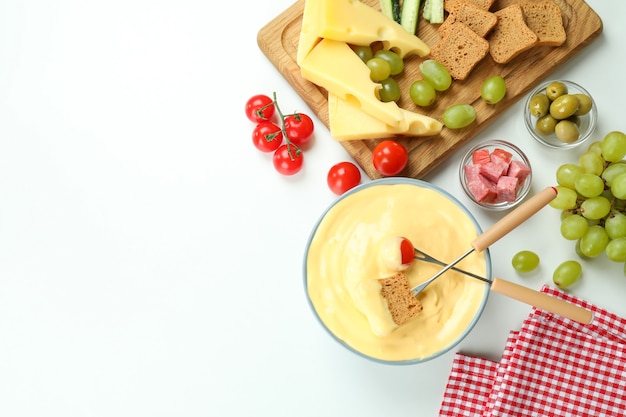 Conceito de comida deliciosa com fondue em fundo branco