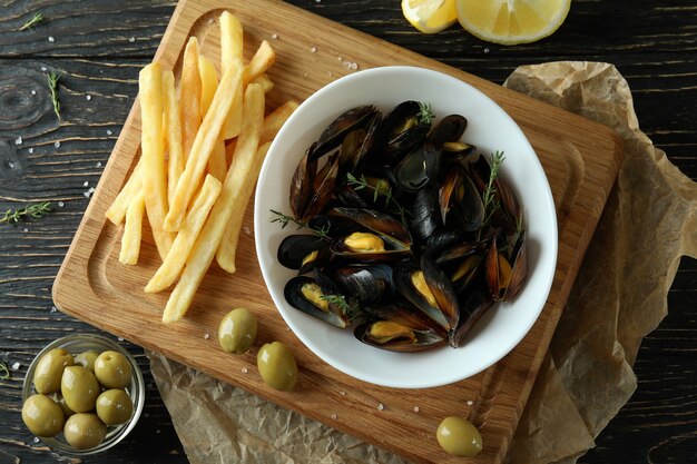 Conceito de comida deliciosa com mexilhões na mesa de madeira