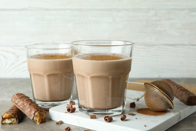 Conceito de comida deliciosa com milkshake de chocolate na mesa cinza