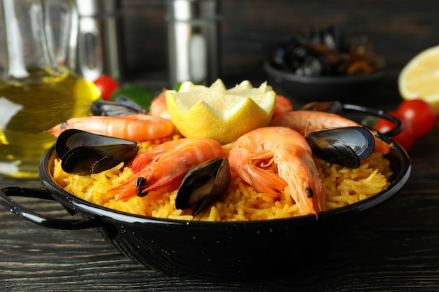 Conceito de comida deliciosa com paella espanhola