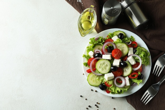 Conceito de comida deliciosa com salada grega em textura branca