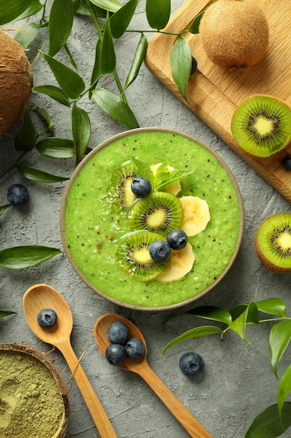 Conceito de comida deliciosa com smoothie com vista superior de ingredientes diferentes