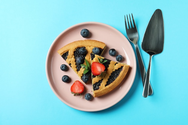 Conceito de comida deliciosa com torta de mirtilo no azul