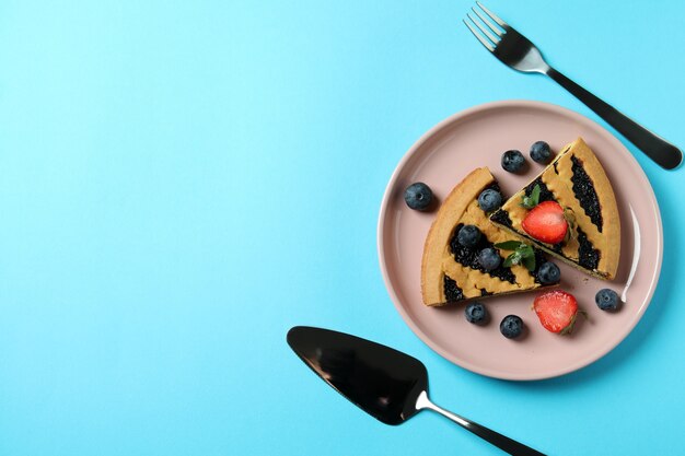 Conceito de comida deliciosa com torta de mirtilo no fundo azul