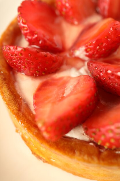 Conceito de comida deliciosa com torta de morango, close-up.