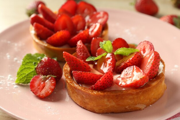 Conceito de comida deliciosa com tortas de morango, close-up.