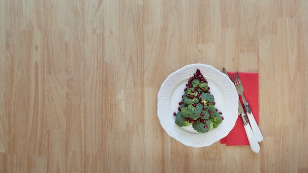 Conceito de comida e dieta de Natal saudável Árvore de Natal feita de brócolis e romã