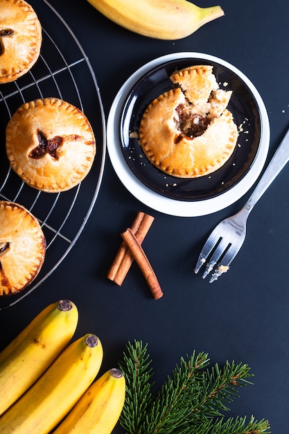 Conceito de comida fresco cozido torta de banana caseiro caseiro em preto