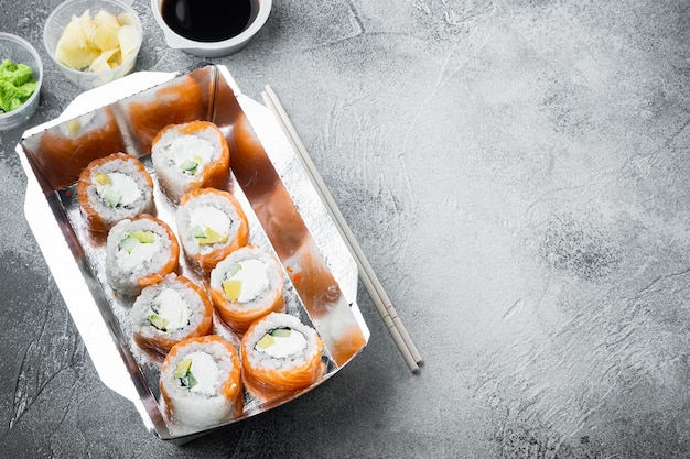 Conceito de comida japonesa. catering, vários tipos de rolos de sushi da filadélfia e rolos de camarão assados em pedra cinza