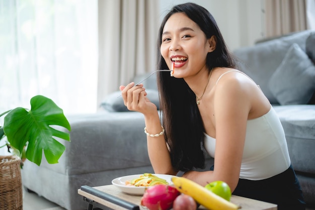 Conceito de comida limpa e saudável Mulher asiática com vegetais frescos para dieta vegetariana feliz