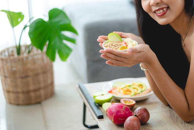 Conceito de comida limpa e saudável mulher asiática com vegetais frescos para dieta vegetariana feliz