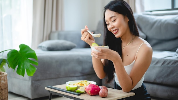 Conceito de comida limpa e saudável mulher asiática com vegetais frescos para dieta vegetariana feliz