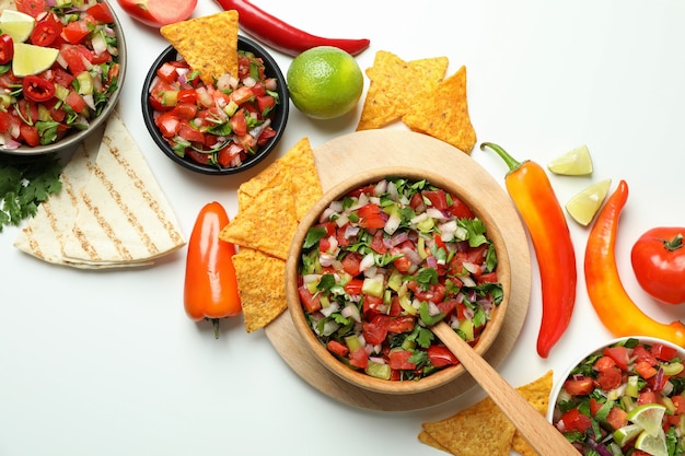 Conceito de comida mexicana com Pico de Gallo em fundo branco