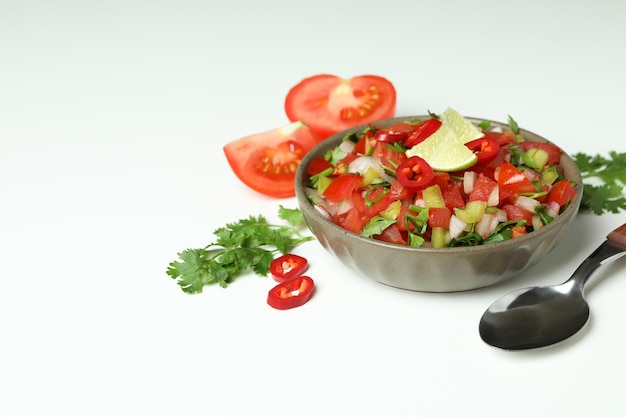 Conceito de comida mexicana com pico de gallo em fundo branco