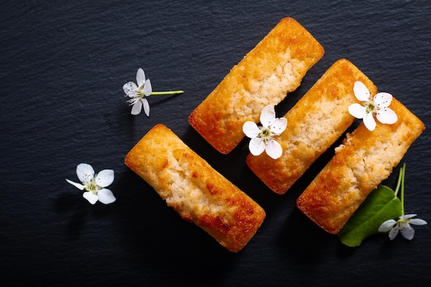 Conceito de comida mini francês bolo de amêndoa financier