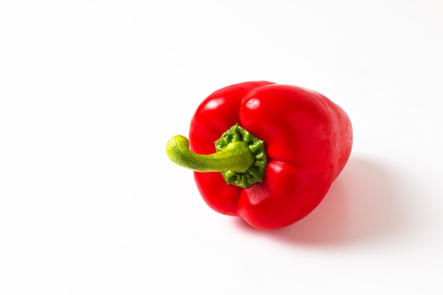 Conceito de comida Único pimentão vermelho orgânico ou páprica isolado