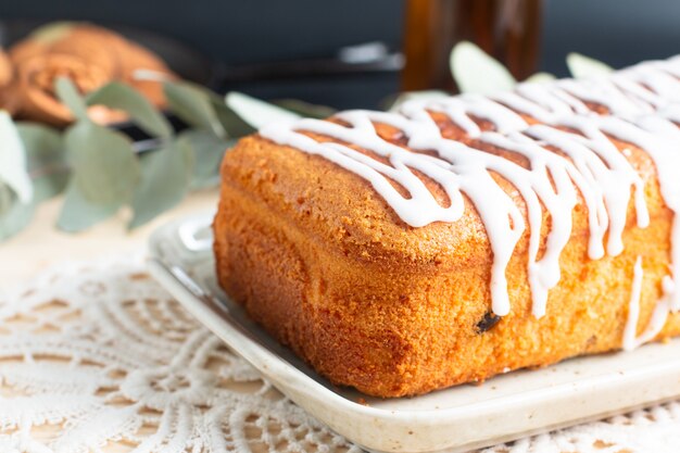 Foto conceito de comida pão caseiro de rum de baunilha raisin bolo de manteiga no topo por royal glace glacê