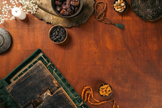Conceito de comida ramadan kareem em fundo texturizado de madeira escura