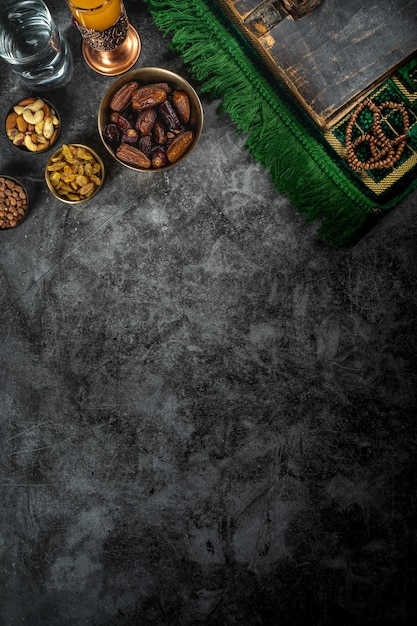 Conceito de comida ramadan kareem em plano de fundo texturizado escuro