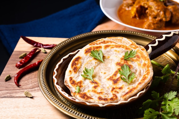 Conceito de comida Roti paratha caseiro na placa de madeira com espaço de cópia