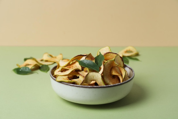 Conceito de comida saborosa chips de maçã seca espaço para texto