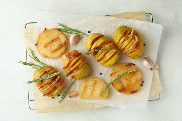 Conceito de comida saborosa com batata assada em plano de fundo texturizado branco.