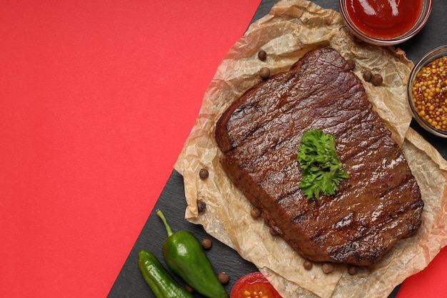 Conceito de comida saborosa com bife, espaço para texto