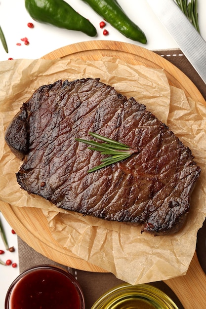 Conceito de comida saborosa com bife, vista superior