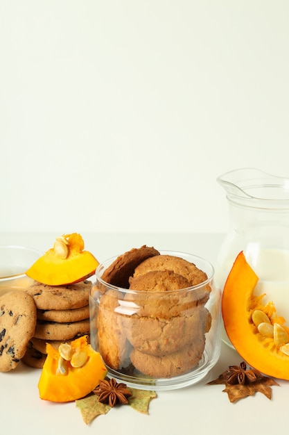 Conceito de comida saborosa com biscoitos de abóbora na mesa branca.