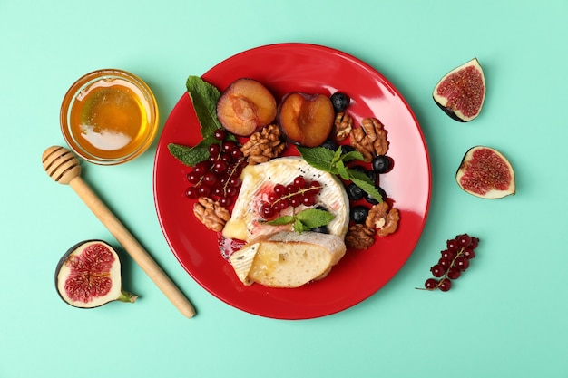 Conceito de comida saborosa com camembert grelhado no fundo da casa da moeda.