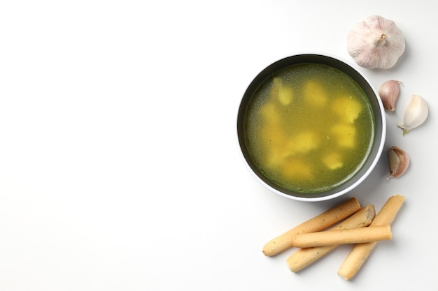 Conceito de comida saborosa com canja ou caldo de galinha no fundo branco