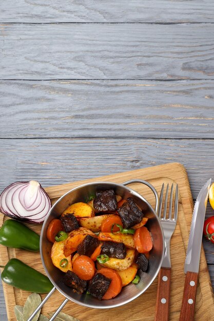 Conceito de comida saborosa com carne com espaço de legumes para texto