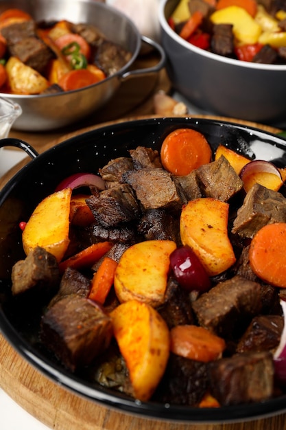 Conceito de comida saborosa com carne com legumes, close-up