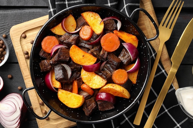 Conceito de comida saborosa com carne com legumes, vista superior