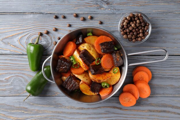 Conceito de comida saborosa com carne com legumes, vista superior