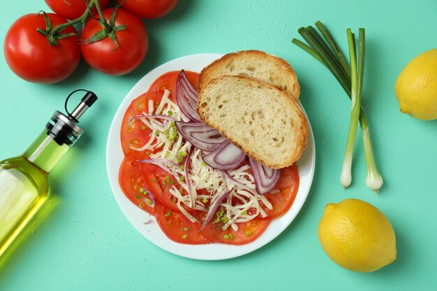 Conceito de comida saborosa com carpaccio de tomate em fundo de hortelã