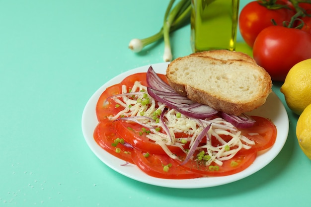 Conceito de comida saborosa com carpaccio de tomate em fundo de hortelã