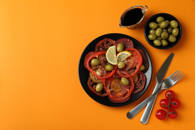 Conceito de comida saborosa com carpaccio de tomate em fundo laranja