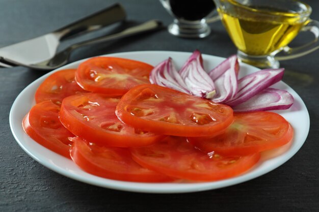 Conceito de comida saborosa com carpaccio de tomate na mesa escura