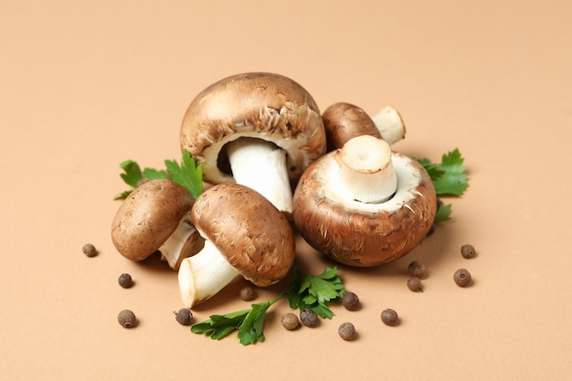 Conceito de comida saborosa com champignon em bege