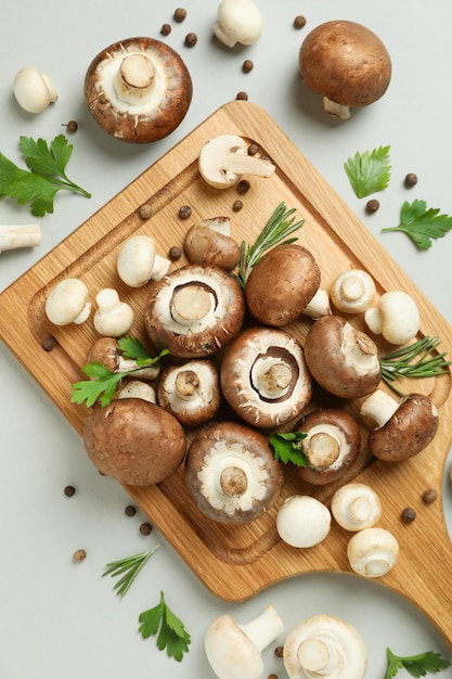 Conceito de comida saborosa com champignon em branco