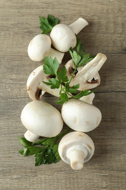 Conceito de comida saborosa com champignon em madeira