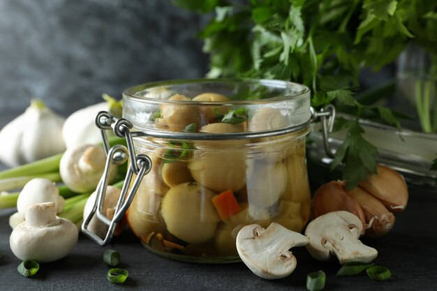 Conceito de comida saborosa com cogumelos marinados na mesa de madeira escura